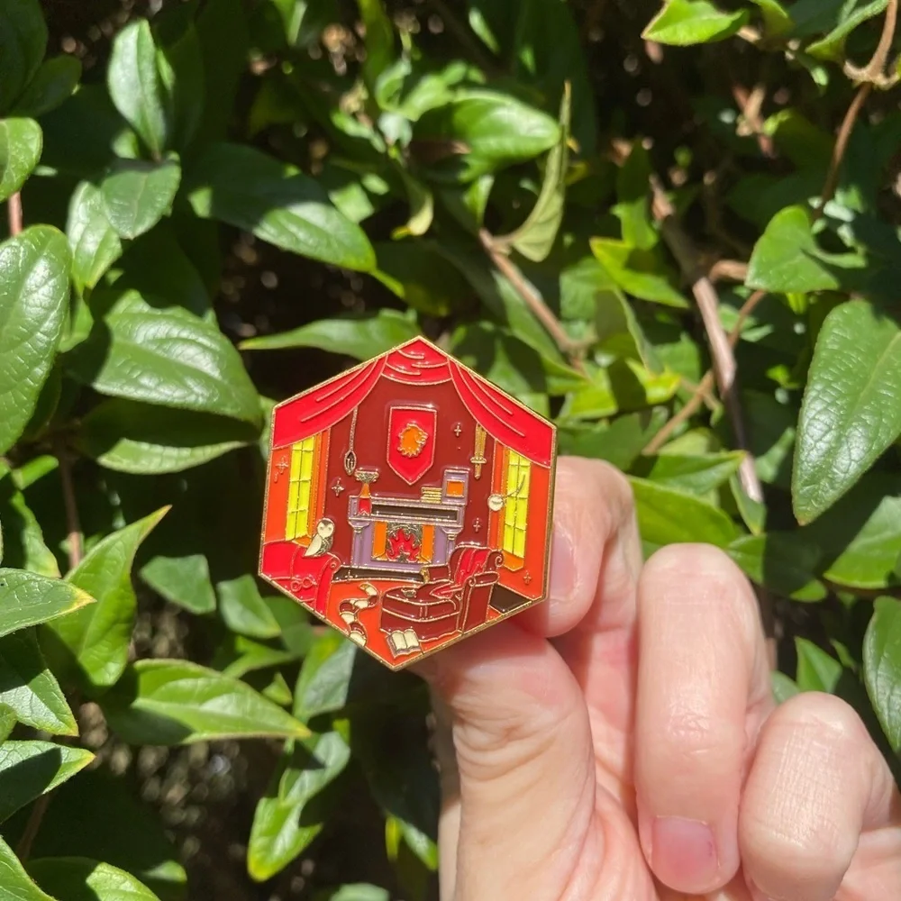 Harry Potter Gryffindor Common room Pin Engraved detailing NWT